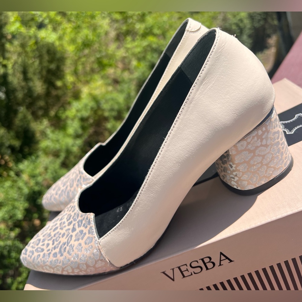 VESBA HILLS OFF WHITE WITH SILVER AND BEIGE SHOES SIZE 7